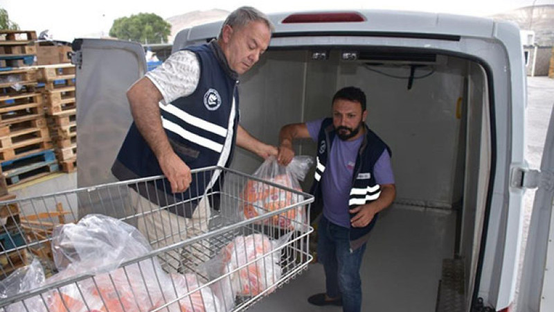 Kayseri’de Tek Olan Frigofirik Araç İle Gıdalar Sağlıklı Bir Şekilde İhtiyaç Sahiplerine Ulaştırılıy