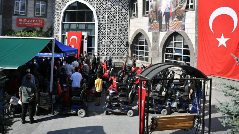 Büyükkılıç, Bünyan Belediyesi’nin Düzenlediği Akülü Araç Dağıtım Töreni’ne Katıldı