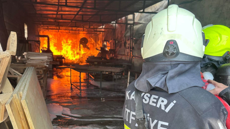 İtfaiyeden OSB’deki mobilya fabrikası yangınına zamanında ve kontrollü müdahale