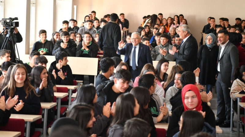 Başkan Büyükkılıç’tan Bir Müjde Daha: Öğrencilere Ulaşım Kartı Desteği