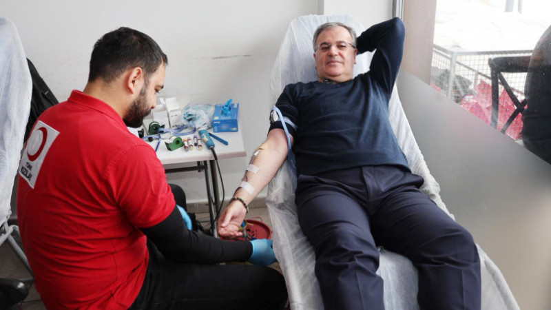 Başkan Özdoğan kolları sıvadı kan bağışı yaptı