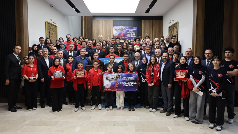 Vali Çiçek, başarılı öğrenciler ve öğretmenleri tebrik etti