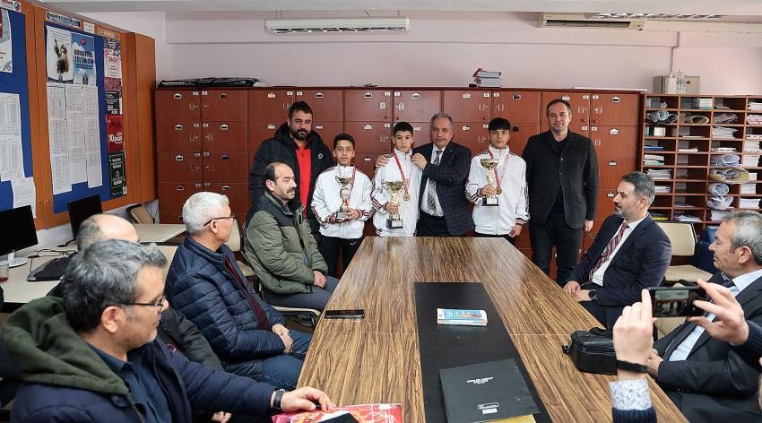 Başkan Yalçın'dan Şampiyon Öğrencilere Tebrik
