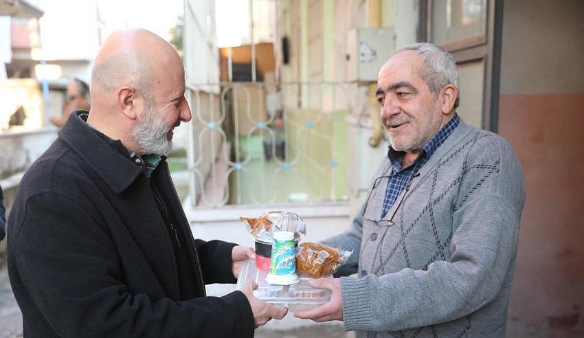 Kocasinan’da Gönüller Kazanılıyor, Evlere Her Gün 4 Çeşit Sıcak Yemek Gidiyor