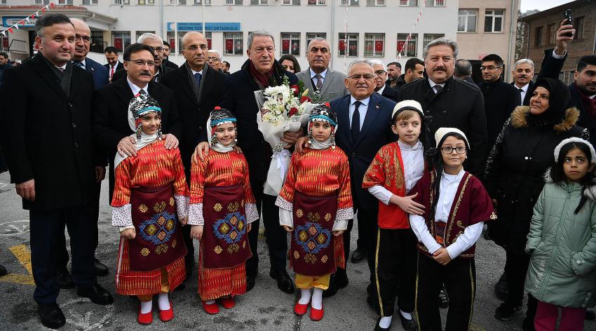 Büyükkılıç, Akar ve Çiçek, Öğrencilerin Karne Heyecanını Paylaştı