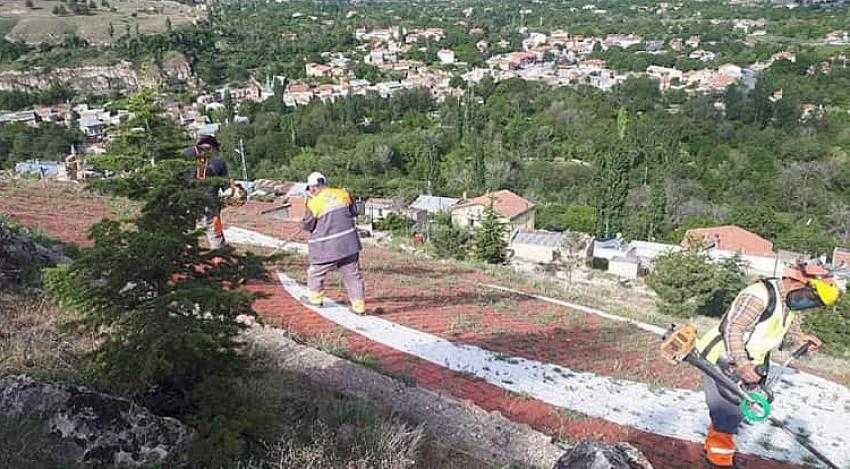 MELİKGAZİ KARATEPE YAMACINDA BAYRAK TEMİZLİĞİ YAPTI