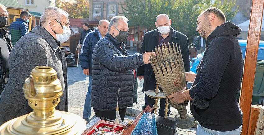 ANTİKA PAZARI KENDİ YERİNDE, KENDİ GÜNÜNDE AMA BİR FARKLA