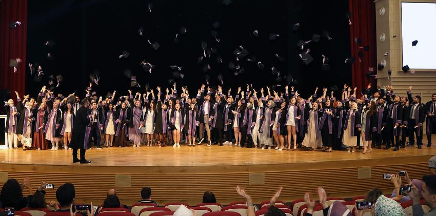 ERÜ Diş Hekimliği Fakültesi 15. Dönem Mezunlarını Verdi