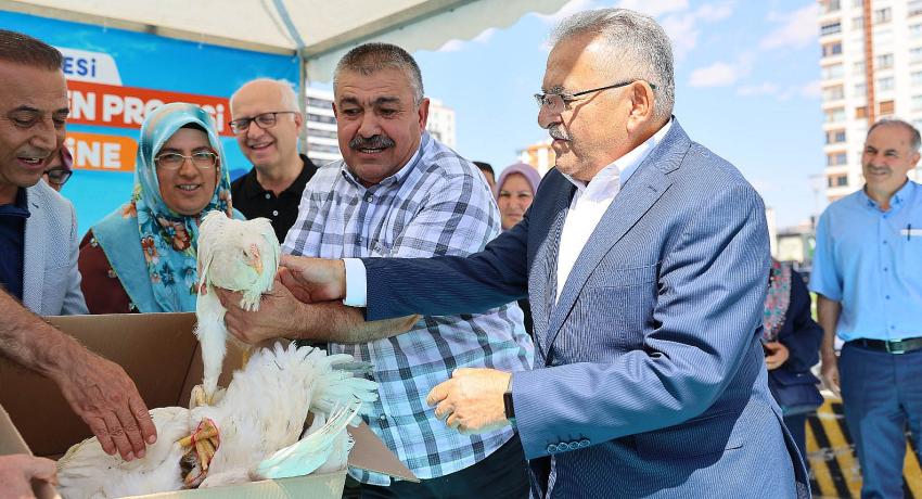 Büyükkılıç, Kırsaldaki Kadın Üreticilere 10 Bin Tavuk Dağıttı