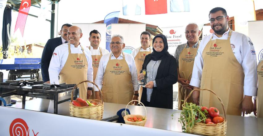 Başkan, Organik Ürünleri Elleriyle Topladı, Yemek Pişirdi