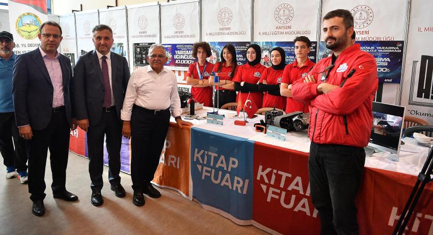 Büyükkılıç, 7’nci Kayseri Kitap Fuarı’nda Kitapseverlerle Bir Araya Geldi