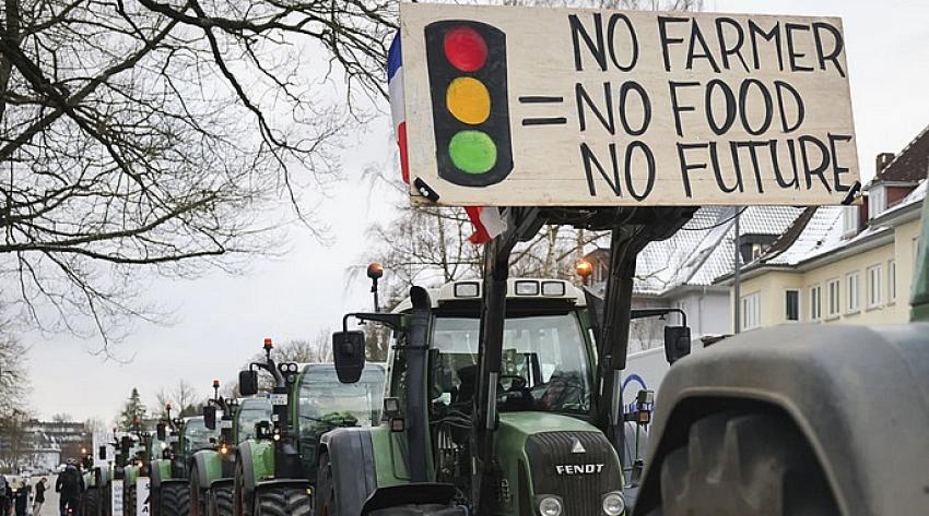 Alman çiftçisi dizel vergi indirimi için traktörleriyle sokaklarda