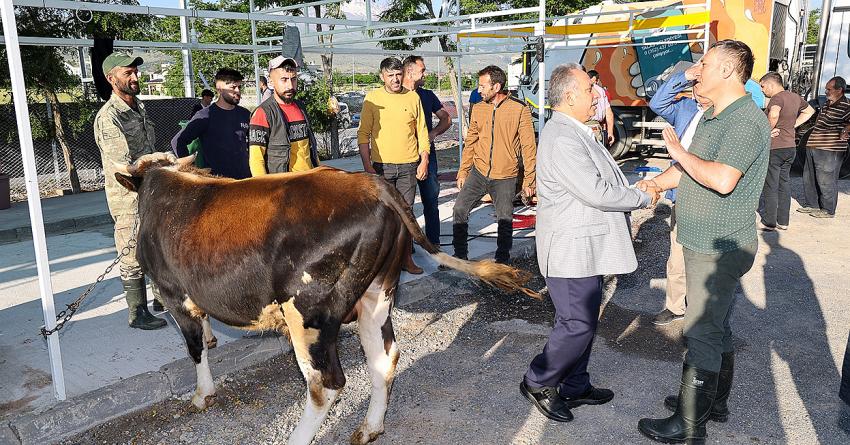 BAŞKAN YALÇIN, VATANDAŞIN BAYRAM SEVİNCİNE ORTAK OLDU