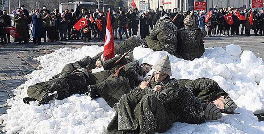 SARIKAMIŞ DESTANI İÇİN MEYDANA KAMYONLA KAR GETİRİLDİ