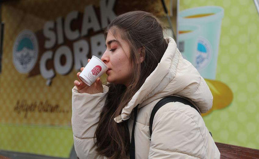 Büyükşehir ikram ettiği bardak çorbaları saydı