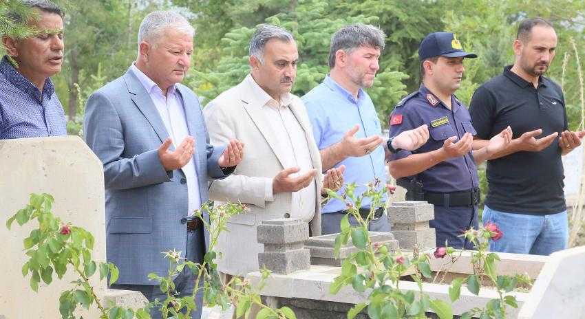 DEVELİ’DE PROTOKOLDEN ŞEHİT MEZARLARINA ZİYARET