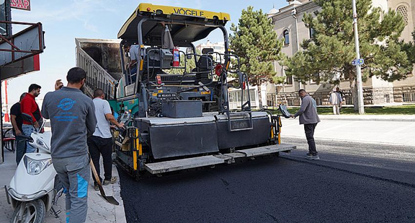 Melikgazi’den Tınaztepe Mahallesi’nde Asfalt ve Çevre Düzenlemesi Çalışmalarını Sürdürüyor