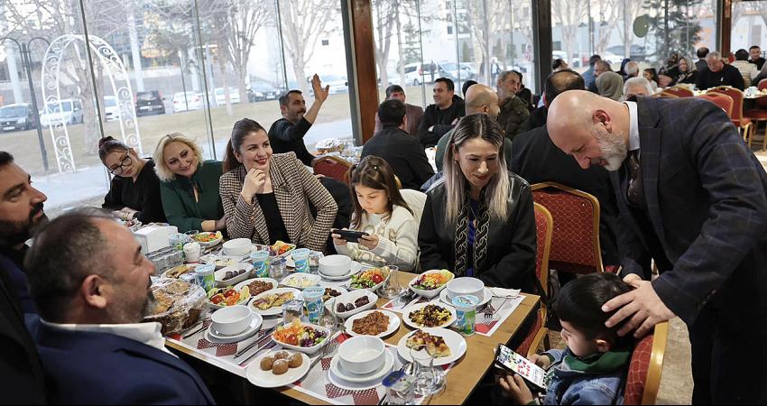 Başkan Çolakbayrakdar, Muhtarlarla İftar Yemeğinde Buluştu