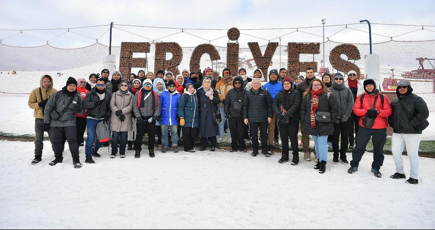 Büyükkılıç, Turistlerle Dolup Taşan Erciyes’i Ziyaret Etti