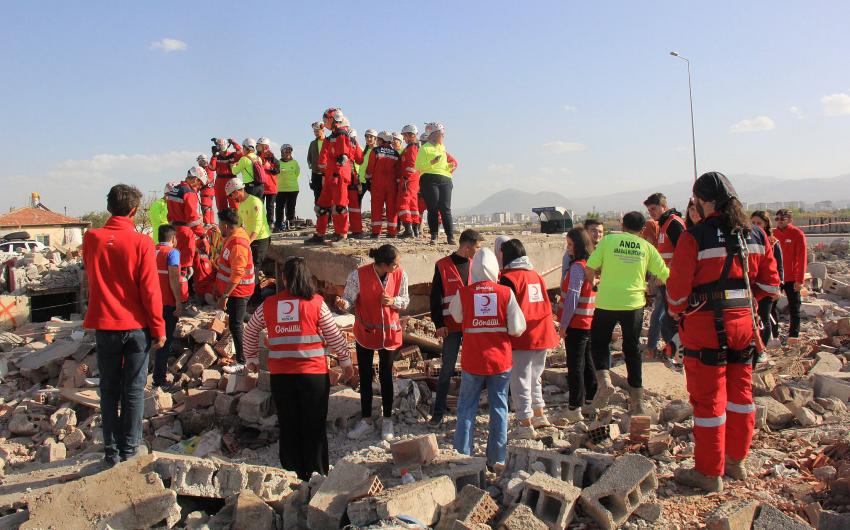 Kızılay haftasında enkazda deprem tatbikatı yapıldı