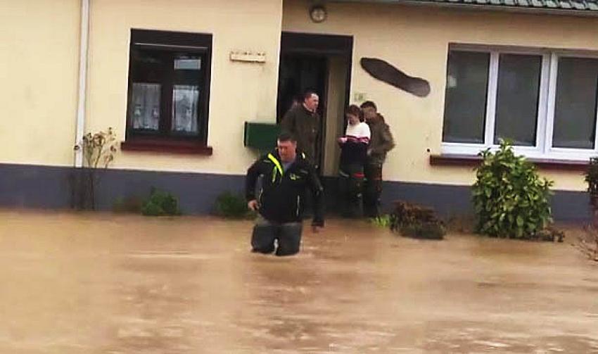 Kuzey Fransa'da sokaklar sular altında kaldı