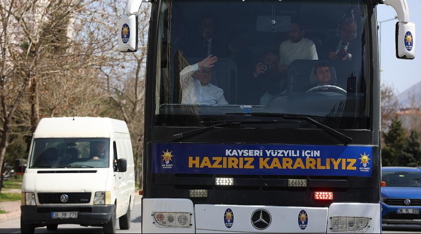 Otobüs İle Mahalle Mahalle Gezerek, Vatandaşları Selamladı