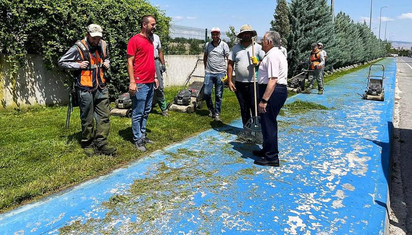 Başkan Büyükkılıç, İşçilerle Bir Araya Geldi, Çim Biçti