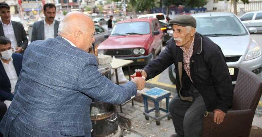 VEKİLDEN VATANDAŞA ÇAY SERVİSİ