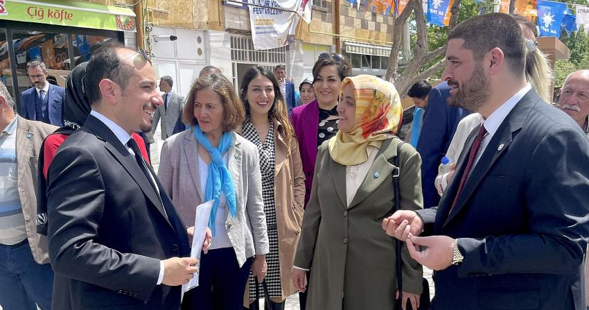 İYİ PARTİLİ SUNGUR ANNELER GÜNÜNÜN UNUTMADI