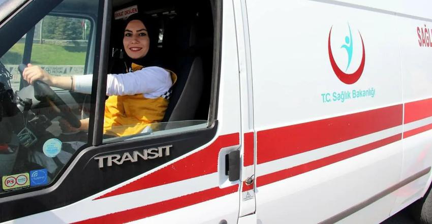 Kadın Sağlık Çalışanlarına Ambulans Sürüş Teknikleri Eğitimi Verildi