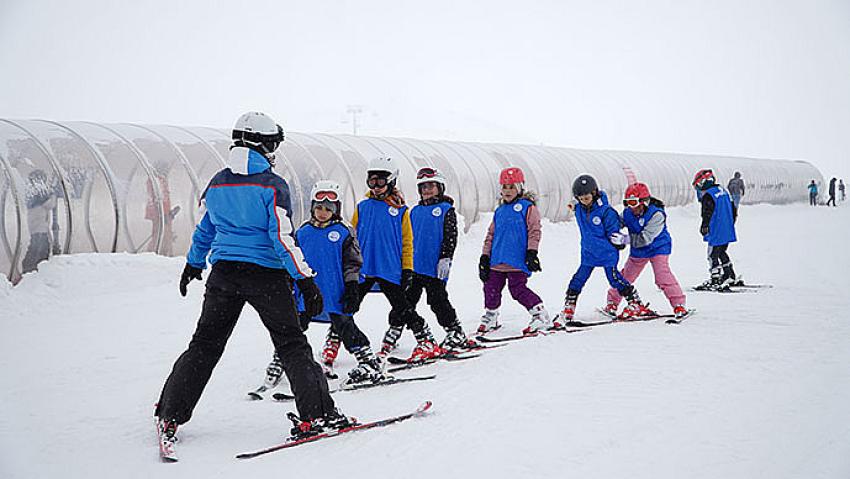 Erciyes kayak okulunda 200 kişi ilk defa kayak öğreniyor
