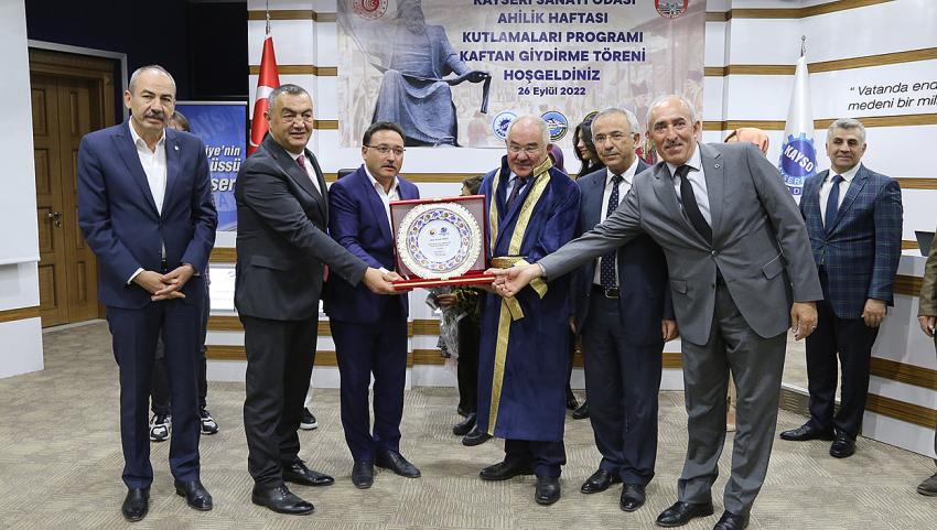 KAYSO'da Yılın Ahisi Mustafa Dener’e Kaftan Giydirildi