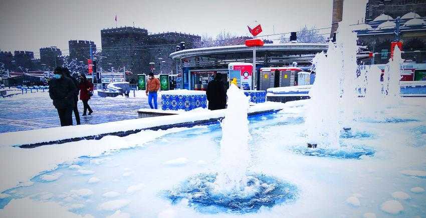 KAYSERİ DONDU; ERKEN SAATLERDE KAR TEMİZLİĞİ BAŞLADI