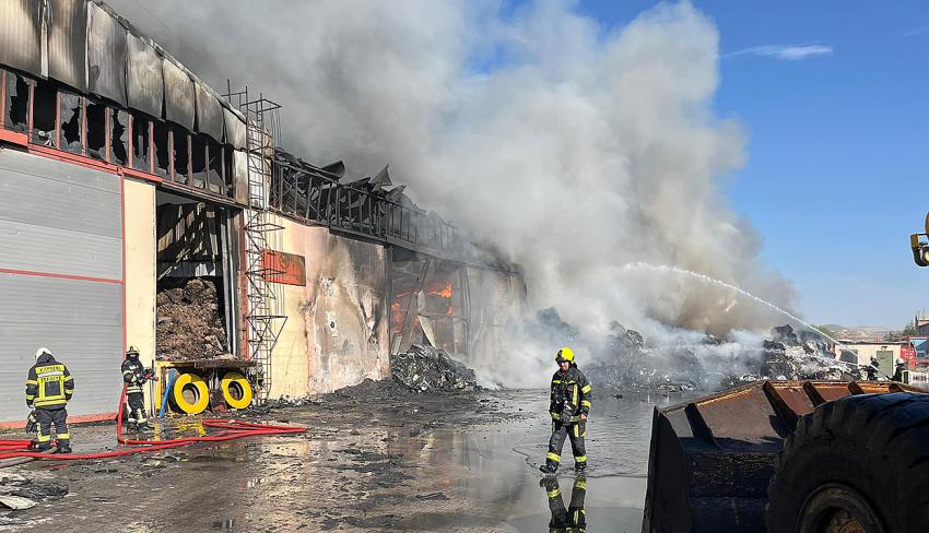 Kayseri OSB’de fabrika yangını; Her şey kül oldu