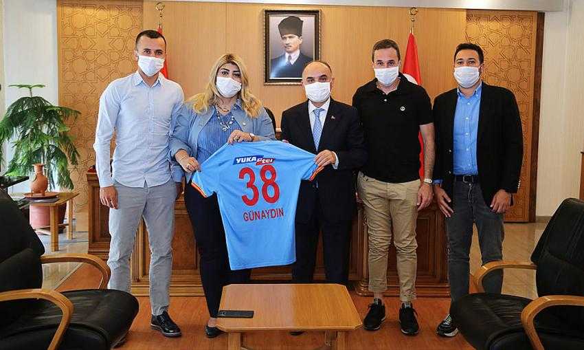 KAYSERİSPOR’DAN VALİ GÜNAYDIN’A MAVİ FORMA