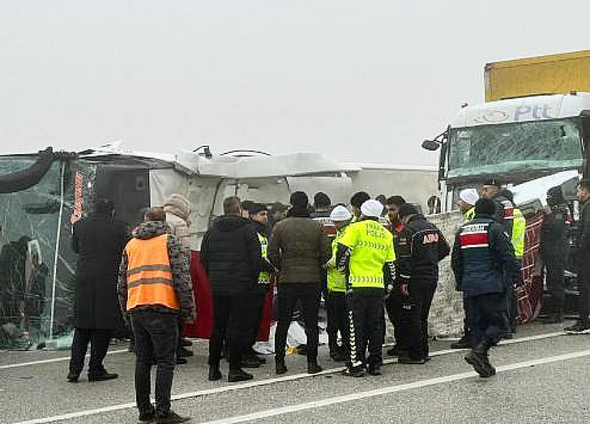 Malatya'da yolcu otobüsü devrildi: Ölü ve yaralılar var