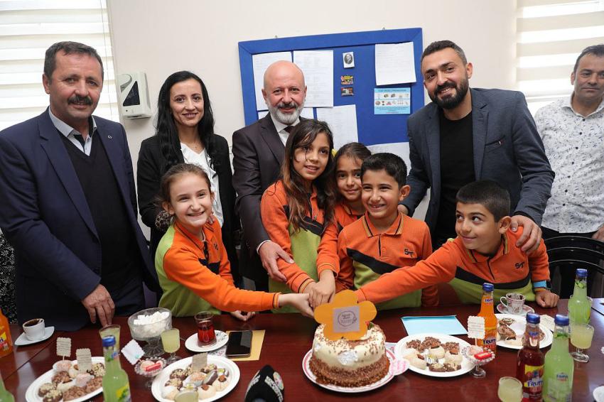 Başkan Çolakbayrakdar, Öğretmenlerin Gönlünü Fethetti