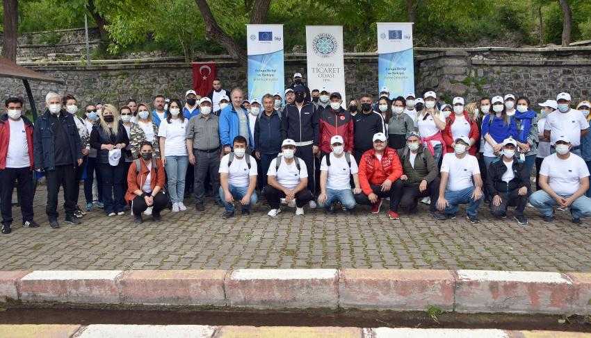 KORAMAZ VADİSİ’NDE DOĞA YÜRÜYÜŞÜ YAPTILAR, ÇÖPLERİ TOPLADILAR