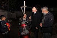Ahmet Başkan akülü araçla Emre’yi sevindirdi