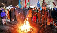 Başkan Yalçın Nevruz ateşinin üstünden atladı 