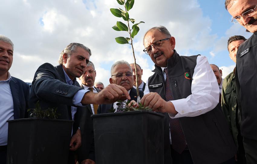 Bakan Mehmet Özhaseki aşı vurdu