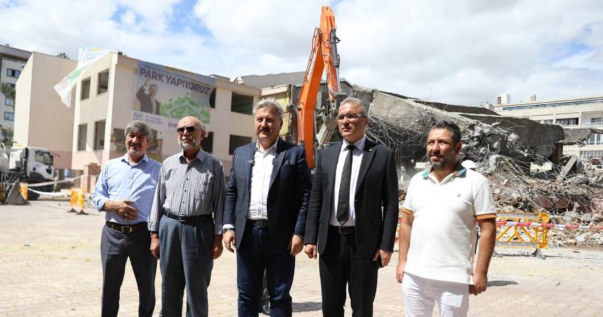 Melikgazi okul yıkımını basın toplantısıyla başlattı