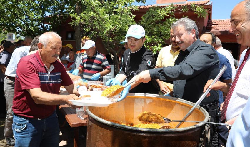 Melikgazi Turan Mahallesi’nde dua sonrası pilav ikram etti