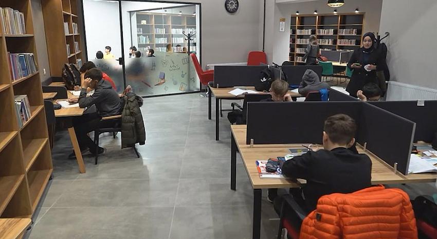 Öğrenciler Ara Tatil Kampını Akıl Küpü Kütüphanelerinde Yapıyor