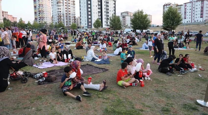 TOKİ’DE AÇIK HAVA SİNEMASINA YOĞUN İLGİ