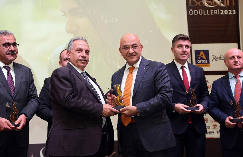Başkan Mustafa Yalçın'a İki Ödül Birden