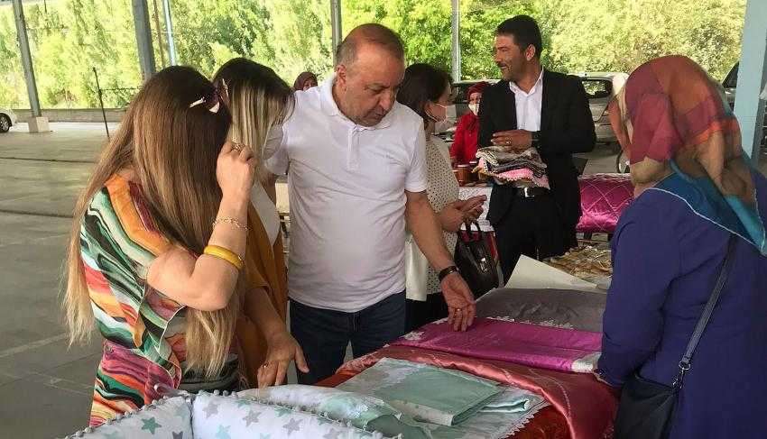 BAŞKAN UZUNLUOĞLU, KADINLARA DESTEK AMAÇLI ALIŞVERİŞTE YAPTI