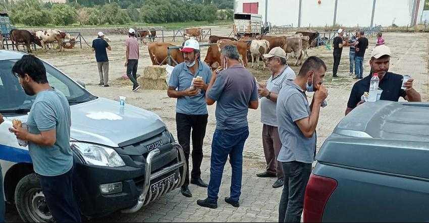 KURBAN PAZARINDA BELEDİYEDEN YEMEK İKRAMI