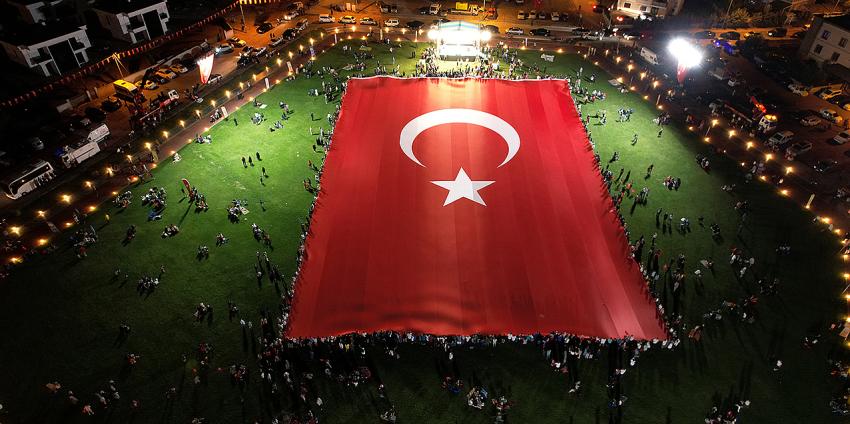 15 Temmuz Etkinliklerine Talas Damgası: En Büyük Türk Bayrağı Dalgalandı