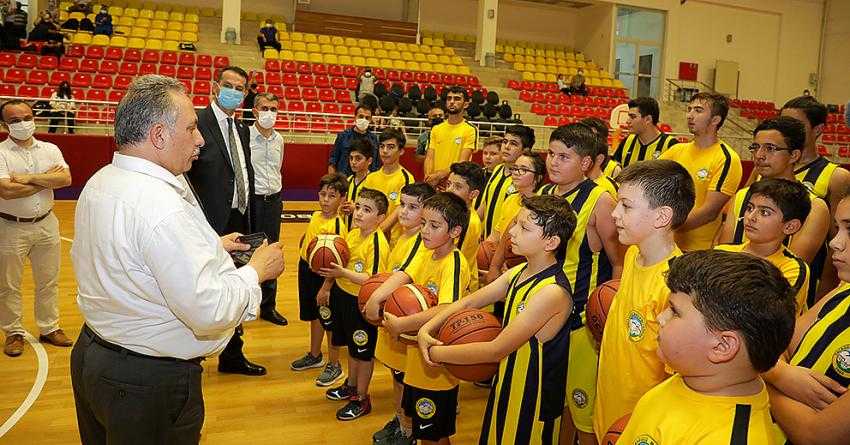 BAŞKAN BASKETBOLCULARLA BULUŞTU